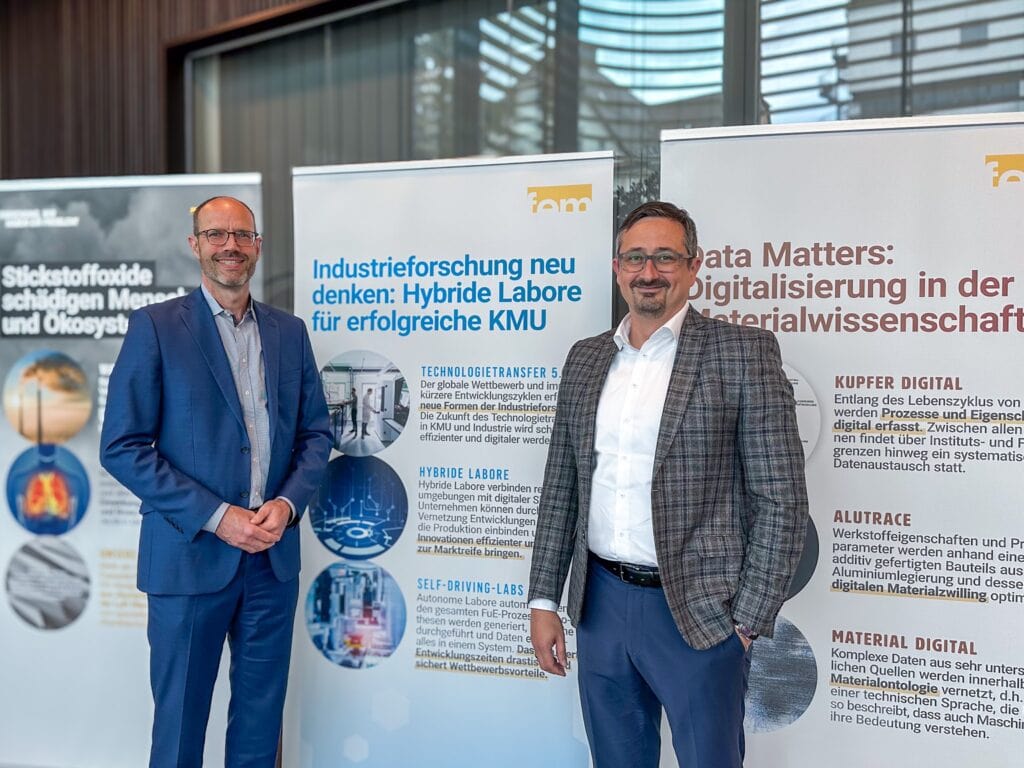 Zu Besuch am fem: Markus Kilian, Geschäftsführer der Bezirksgruppe Ostwürttemberg von Südwestmetall, im Gespräch mit Prof. Dr. Holger Kaßner, Institutsleiter des fem. (v.l.n.r.)