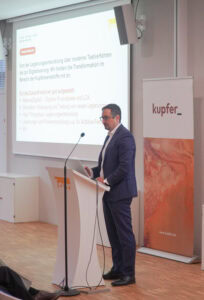 Prof. Dr. Holger Kaßner, Institutsleiter fem, hält die Eröffnungsrede.