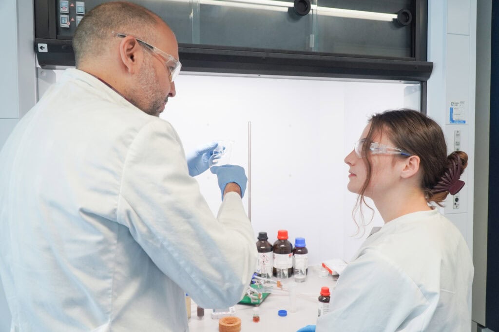 Behind the Thesis: CO₂-Fixierung trifft Wasserentsalzung © fem Forschungsinstitut