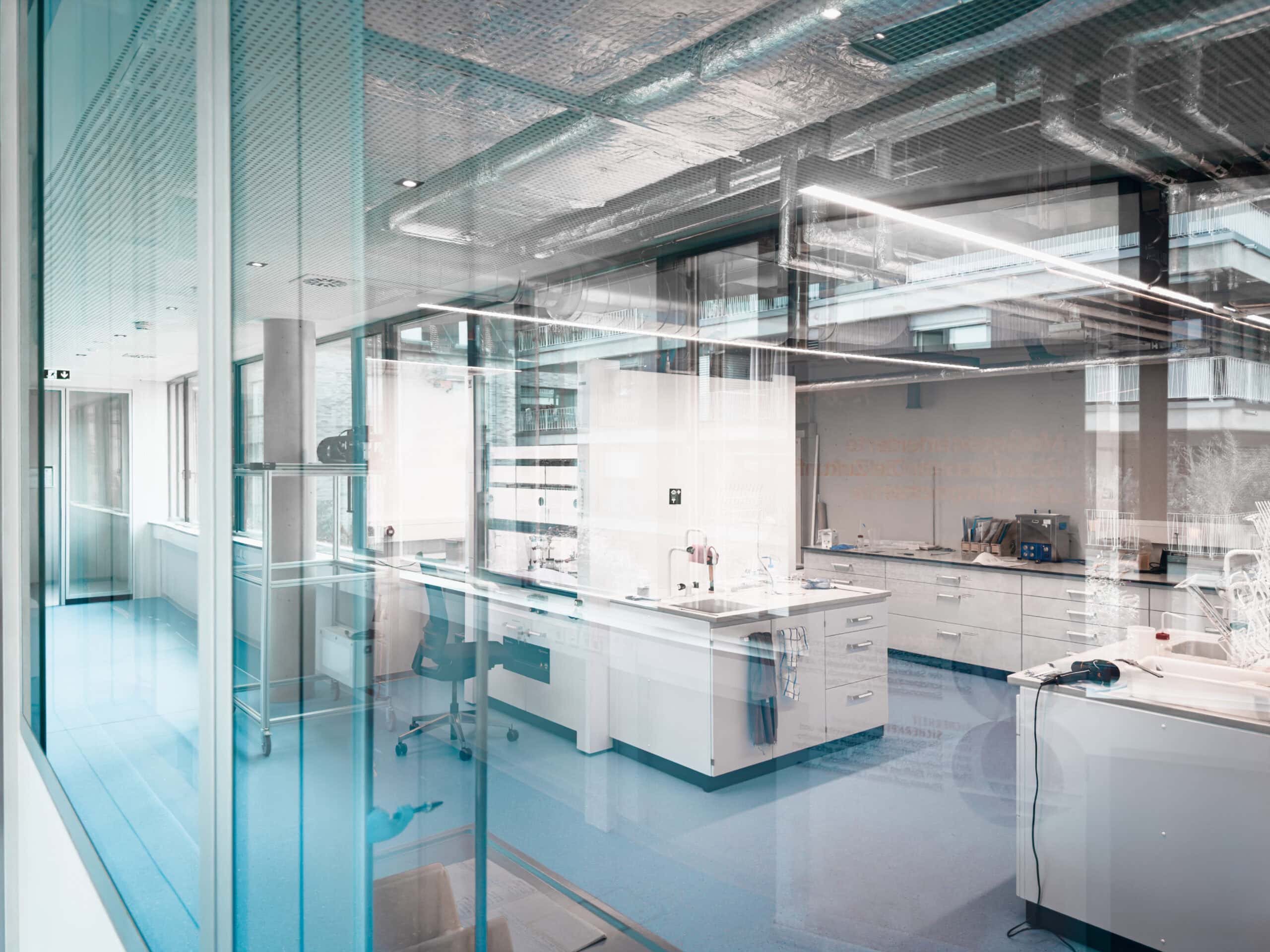 Modernes Labor im FEM Forschungsinstitut mit innovativer Ausstattung.