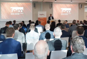 Prof. Dr. Holger Kaßner, Institutsleiter fem, hält die Eröffnungsrede.