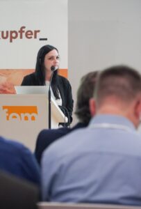 Vortrag Miriam Dürr zur „Herstellung von hochwärmeleitfähigen Kupferfolien unter der Einlagerung von Diamanten“